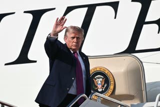 エアフォースワンに乗り込むトランプ大統領